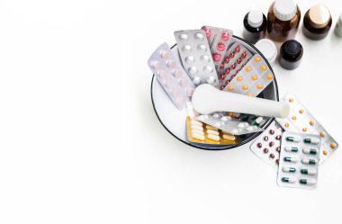 Alternatif tıp. Hap ve ilaç şişeleriyle havan topu ve tokmak