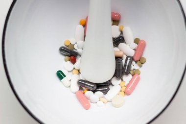 Alternatif tıp. Hap ve ilaç şişeleriyle havan topu ve tokmak