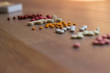 İlaçlar ve tablet bir ahşap doku tablo