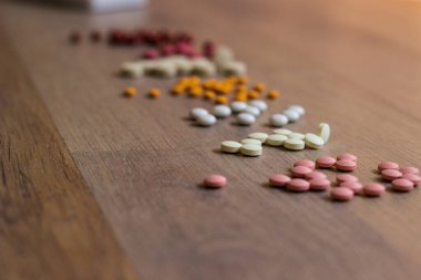 İlaçlar ve tablet bir ahşap doku tablo