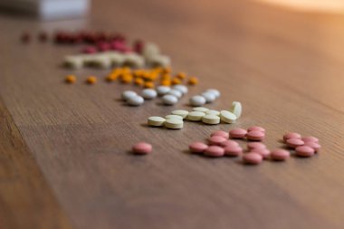 İlaçlar ve tablet bir ahşap doku tablo