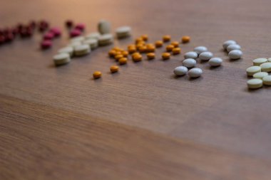 İlaçlar ve tablet bir ahşap doku tablo