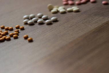 İlaçlar ve tablet bir ahşap doku tablo