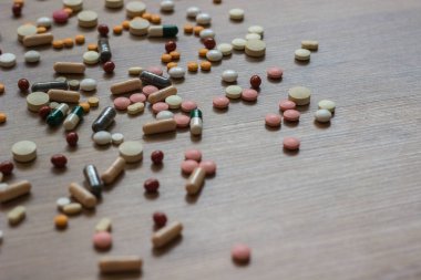 İlaçlar ve tablet bir ahşap doku tablo