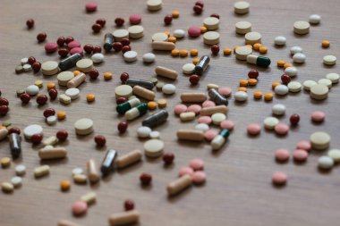 İlaçlar ve tablet bir ahşap doku tablo