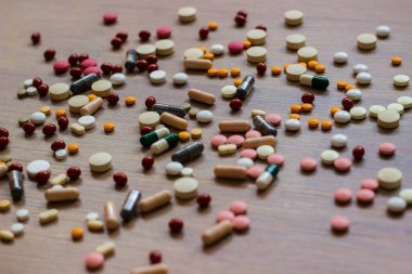 İlaçlar ve tablet bir ahşap doku tablo