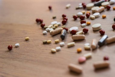 İlaçlar ve tablet bir ahşap doku tablo