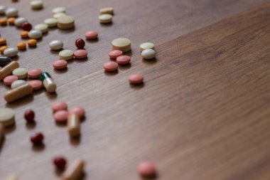 İlaçlar ve tablet bir ahşap doku tablo