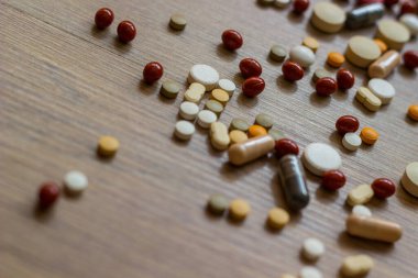 İlaçlar ve tablet bir ahşap doku tablo