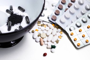 Havan ve tokmakta bitkiler tozu