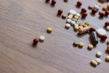 İlaçlar ve tablet bir ahşap doku tablo