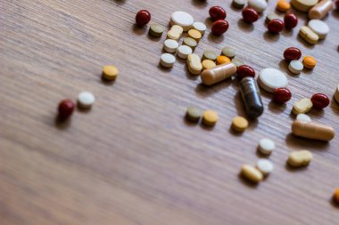 İlaçlar ve tablet bir ahşap doku tablo