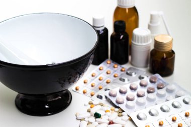 Havan ve tokmakta bitkiler tozu