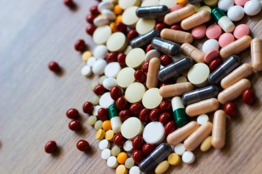 İlaçlar ve tablet bir ahşap doku tablo