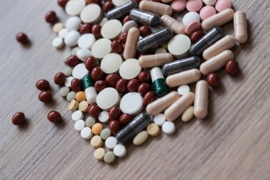 İlaçlar ve tablet bir ahşap doku tablo