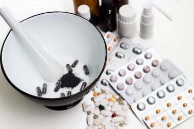 Havan ve tokmakta bitkiler tozu