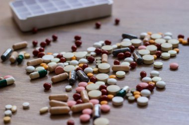 İlaçlar ve tablet bir ahşap doku tablo