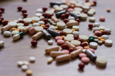 İlaçlar ve tablet bir ahşap doku tablo