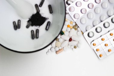 Havan ve tokmakta bitkiler tozu