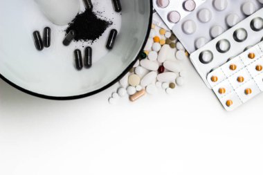 Havan ve tokmakta bitkiler tozu