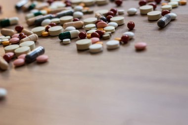 İlaçlar ve tablet bir ahşap doku tablo