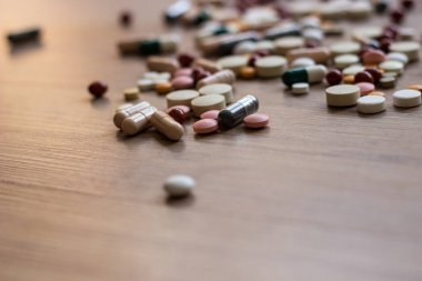 İlaçlar ve tablet bir ahşap doku tablo