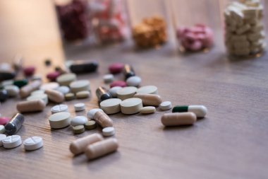 İlaçlar ve tablet bir ahşap doku tablo