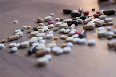 İlaçlar ve tablet bir ahşap doku tablo