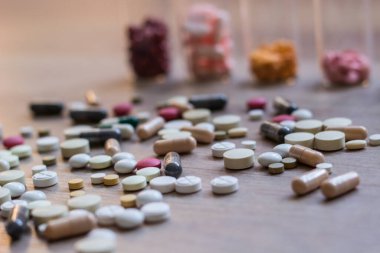 İlaçlar ve tablet bir ahşap doku tablo