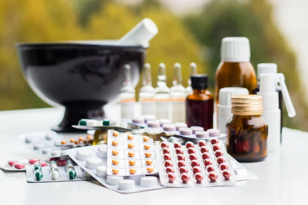 Alternatif tıp. Hap ve ilaç şişeleriyle havan topu ve tokmak