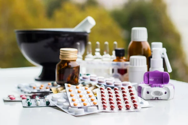 Alternatif tıp. Hap ve ilaç şişeleriyle havan topu ve tokmak