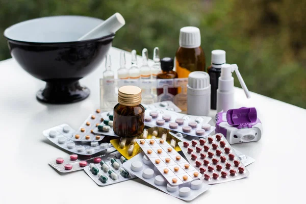 Alternatif tıp. Hap ve ilaç şişeleriyle havan topu ve tokmak
