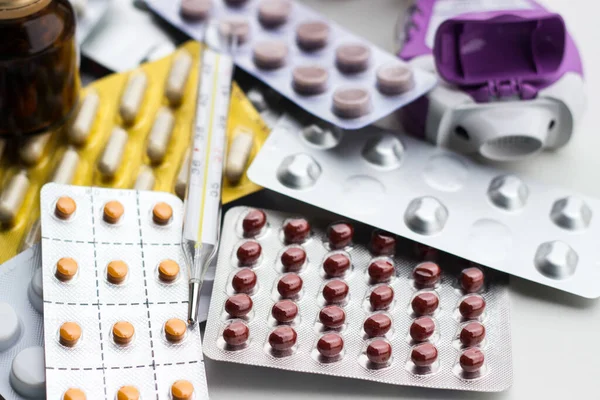 Alternatif tıp. Hap ve ilaç şişeleriyle havan topu ve tokmak