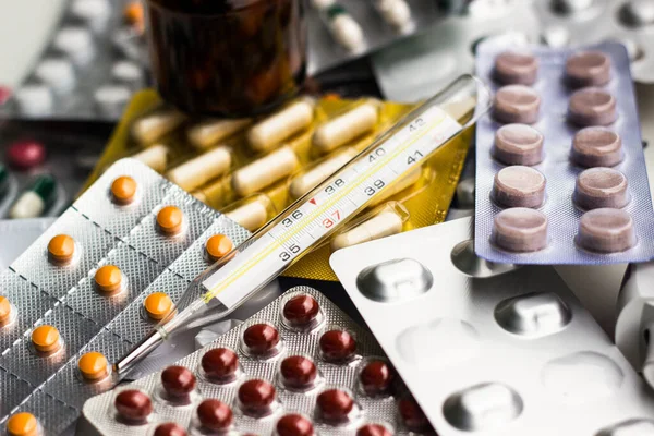 Alternatif tıp. Hap ve ilaç şişeleriyle havan topu ve tokmak