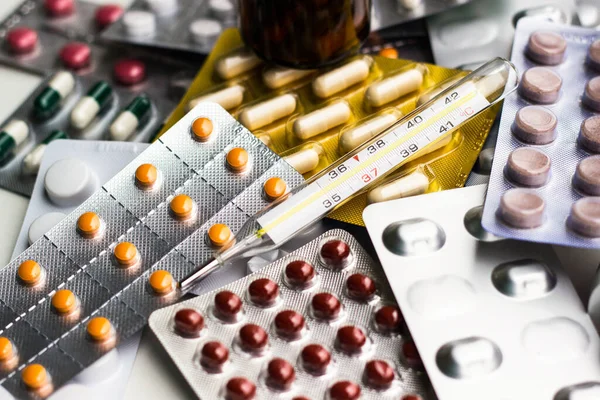 Alternatif tıp. Hap ve ilaç şişeleriyle havan topu ve tokmak