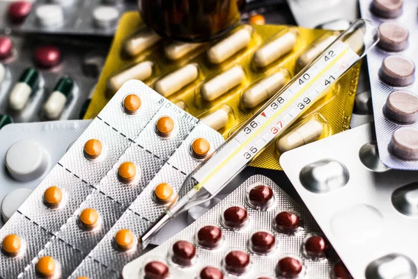 Alternatif tıp. Hap ve ilaç şişeleriyle havan topu ve tokmak