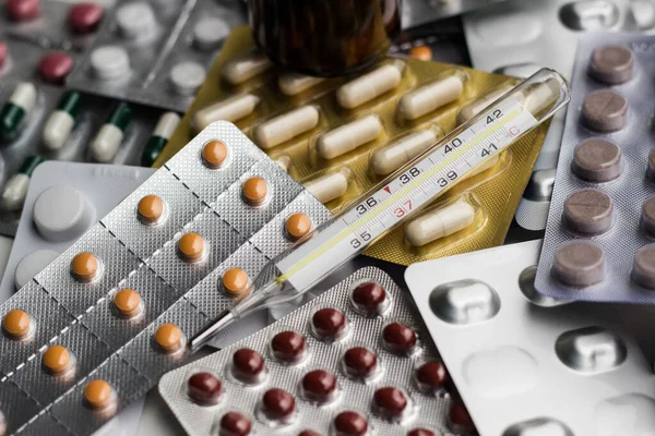 Alternatif tıp. Hap ve ilaç şişeleriyle havan topu ve tokmak