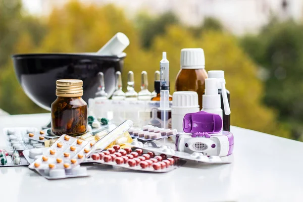 Alternatif tıp. Hap ve ilaç şişeleriyle havan topu ve tokmak