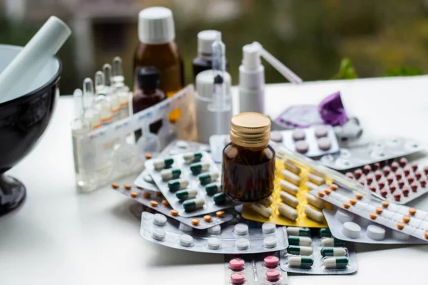 Alternatif tıp. Hap ve ilaç şişeleriyle havan topu ve tokmak