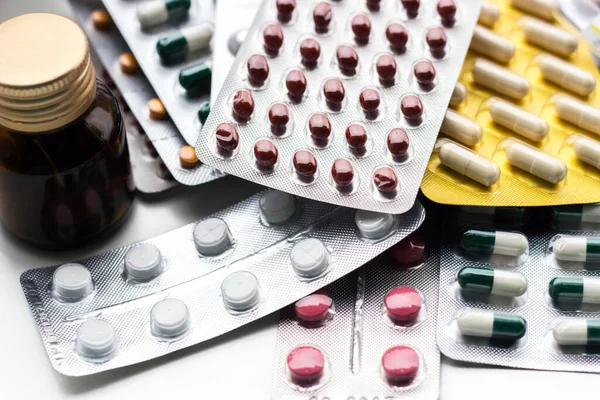 Alternatif tıp. Hap ve ilaç şişeleriyle havan topu ve tokmak