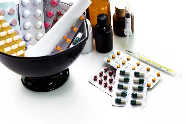 Alternatif tıp. Hap ve ilaç şişeleriyle havan topu ve tokmak