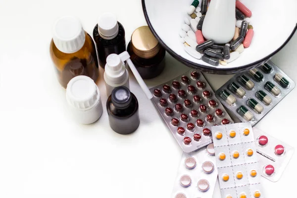 Alternatif tıp. Hap ve ilaç şişeleriyle havan topu ve tokmak