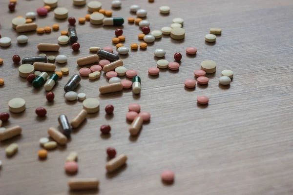 İlaçlar ve tablet bir ahşap doku tablo