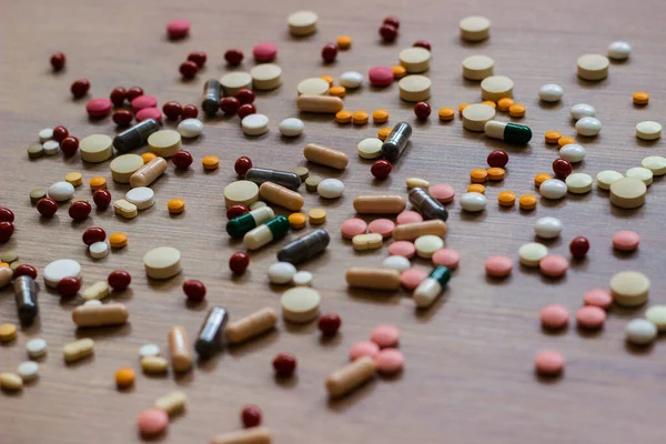 İlaçlar ve tablet bir ahşap doku tablo