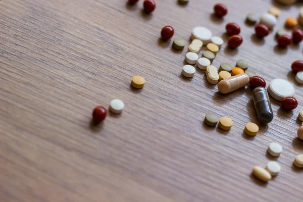 İlaçlar ve tablet bir ahşap doku tablo