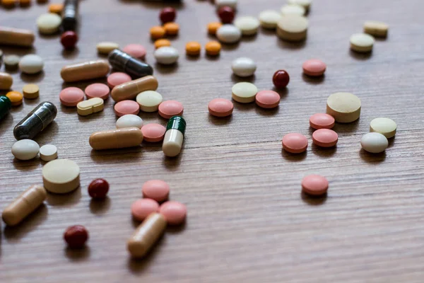 İlaçlar ve tablet bir ahşap doku tablo