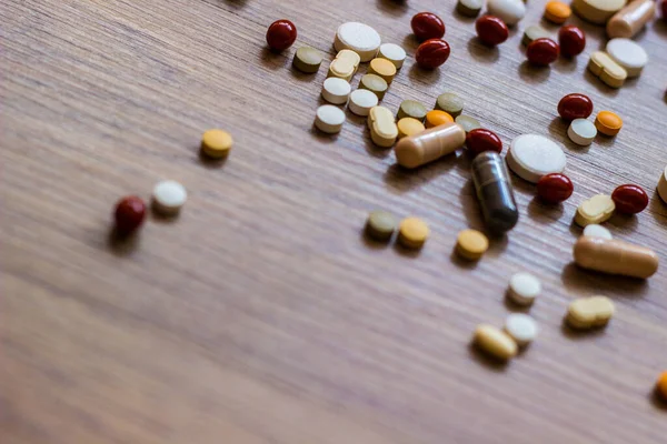 İlaçlar ve tablet bir ahşap doku tablo