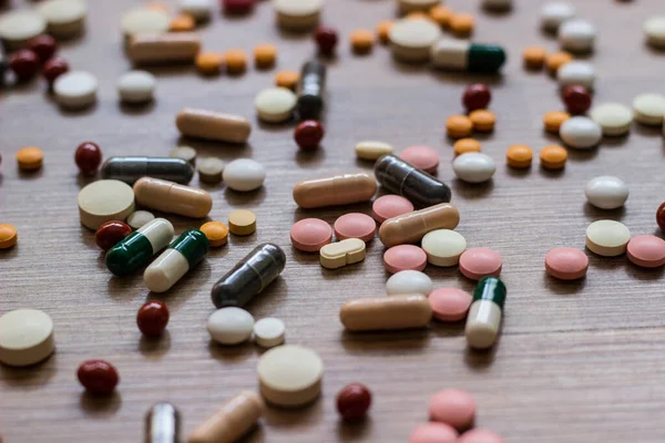 İlaçlar ve tablet bir ahşap doku tablo