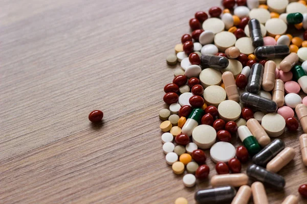 İlaçlar ve tablet bir ahşap doku tablo