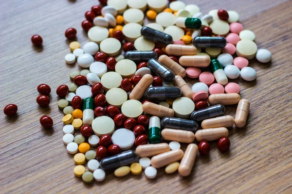 İlaçlar ve tablet bir ahşap doku tablo